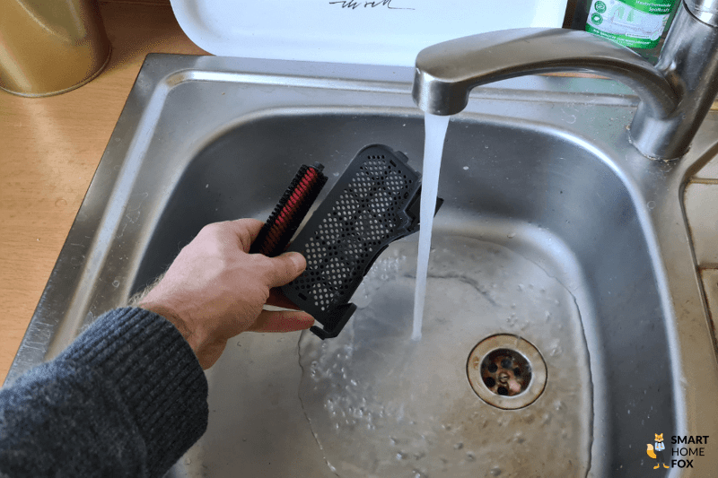 Чистящая щетка и фильтр промываются под проточной водой.